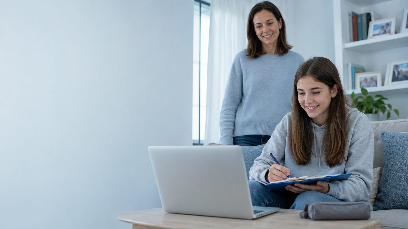 Diák a laptop előtt, füzettel az ölében, online matekóra közben
